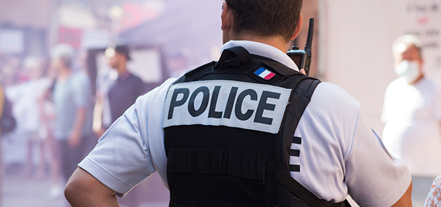 policier vue de dos