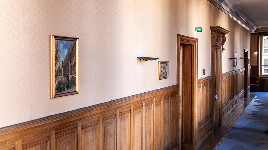 Cour des comptes - Palais  Cambon -  2è étage - Couloir menant à la série des tableaux représente des vues des ruines du Palais  