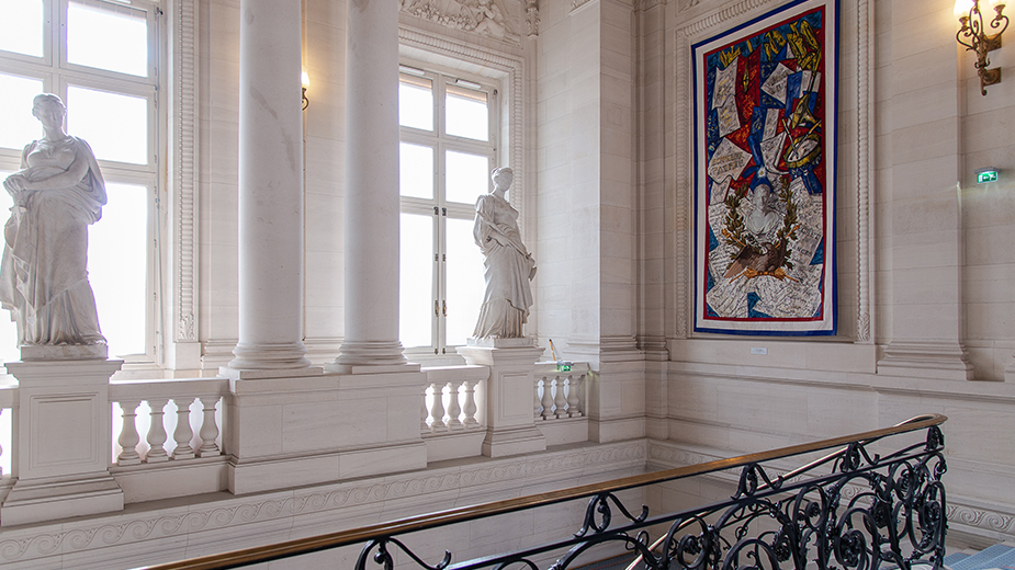 Cour des comptes - Palais Cambon - 2è étage - Statues et tapisserie de l'escalier d'honneur