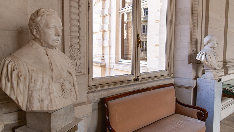 Cour des comptes - Palais Cambon - 2è étage - Bustes de Paul de Royer, Premier président de la Cour des comptes de 1863  à 1877 (1er plan) et de Nicolas Barre, conseiller maître à la Cour des comptes