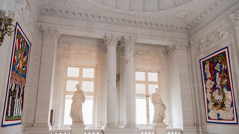 Cour des comptes - Palais Cambon - 2è étage - Vue d'ensemble des statues et tapisseries de l'escalier d'honneur