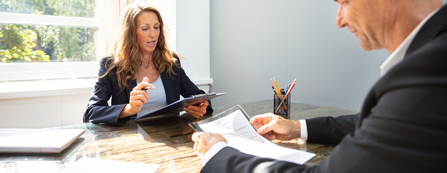 Un homme et une femme lisant des documents