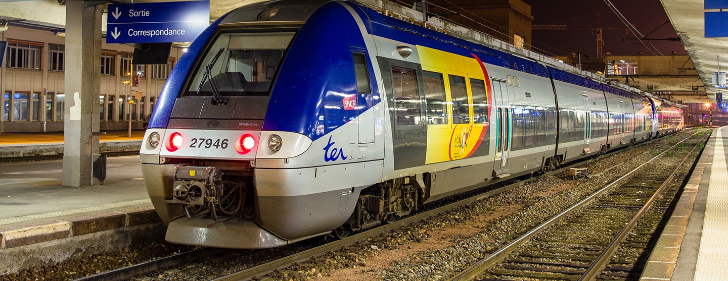 Vue d'un train TER à l'arrêt en gare