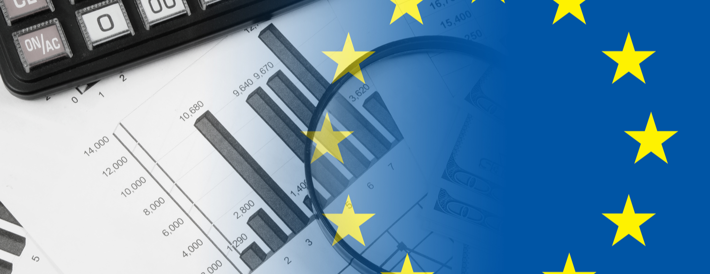 Vue du drapeau européen, devant une calculatrice et des documents