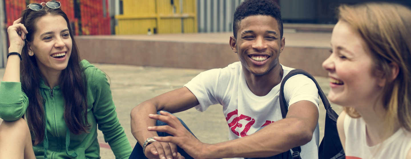 Vue de trois adolescents assis par terre