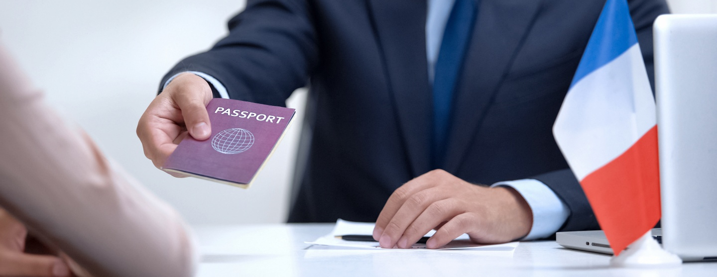 Vue d'un agent de consulat français tendant un passeport étranger