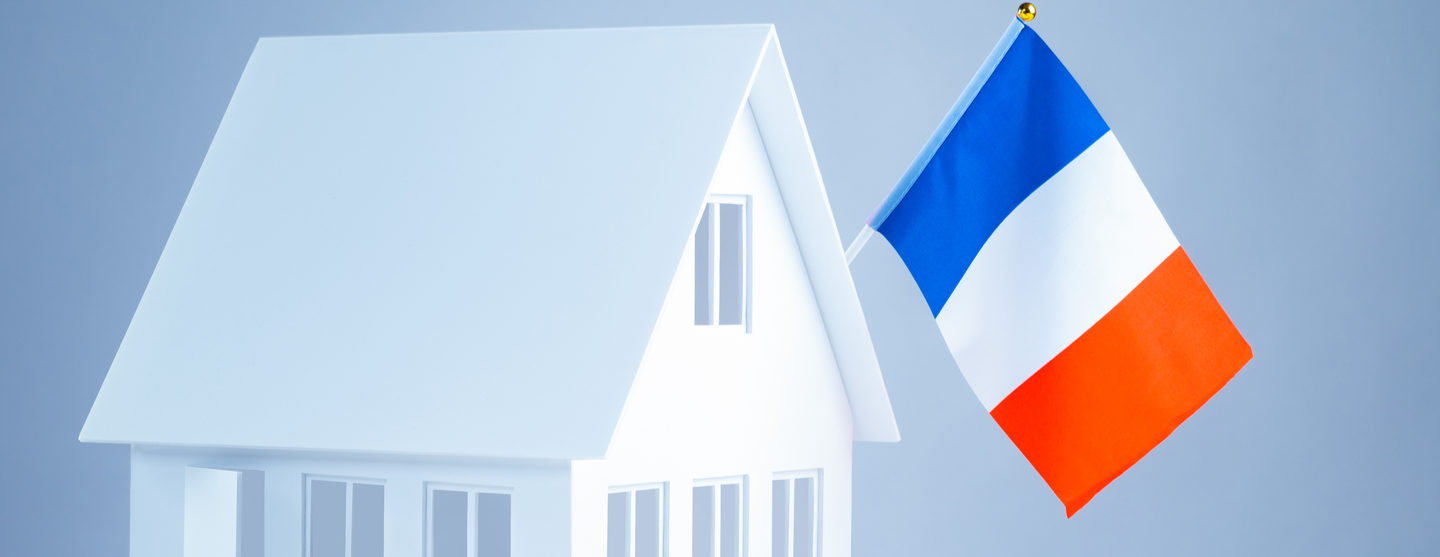 Vue d'une maison avec un drapeau français