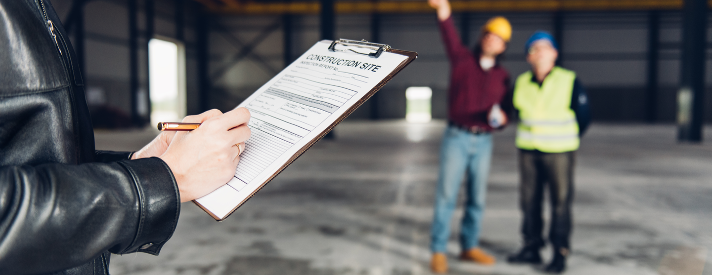 Vue d'un inspecteur du travail sur un site industriel