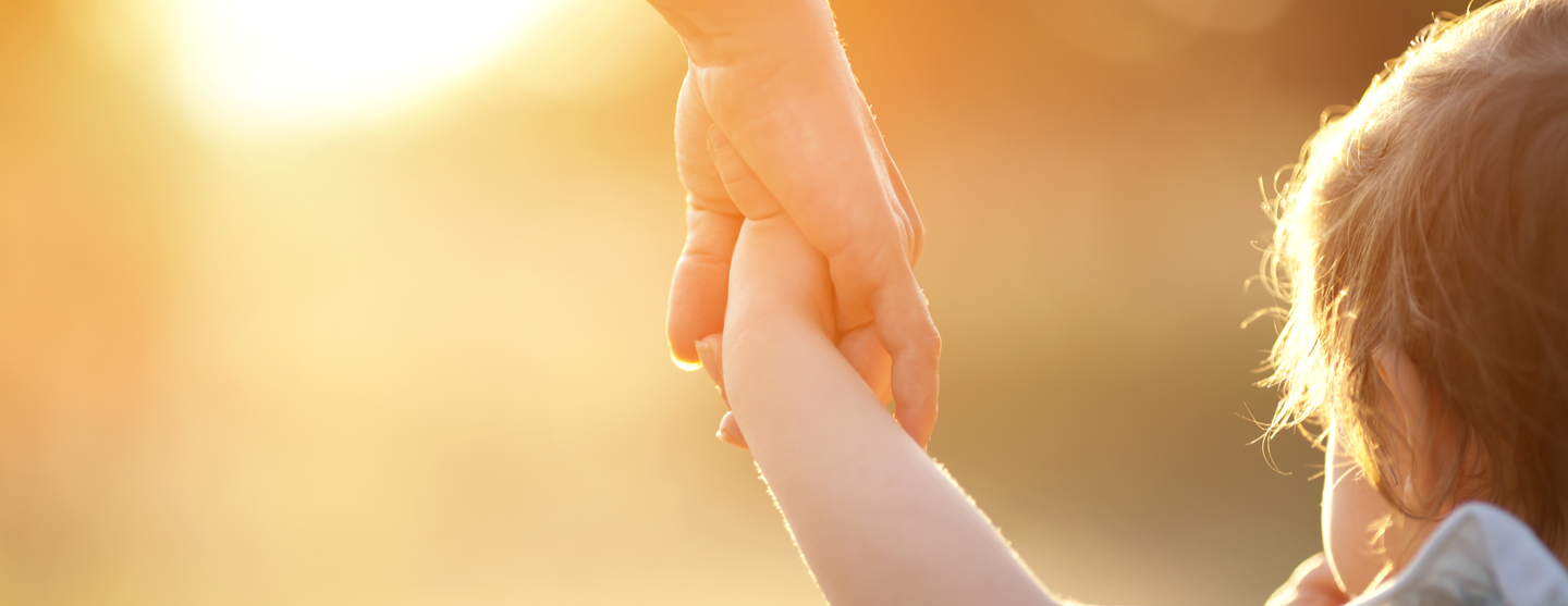Vue d'un adulte tenant la main d'un enfant