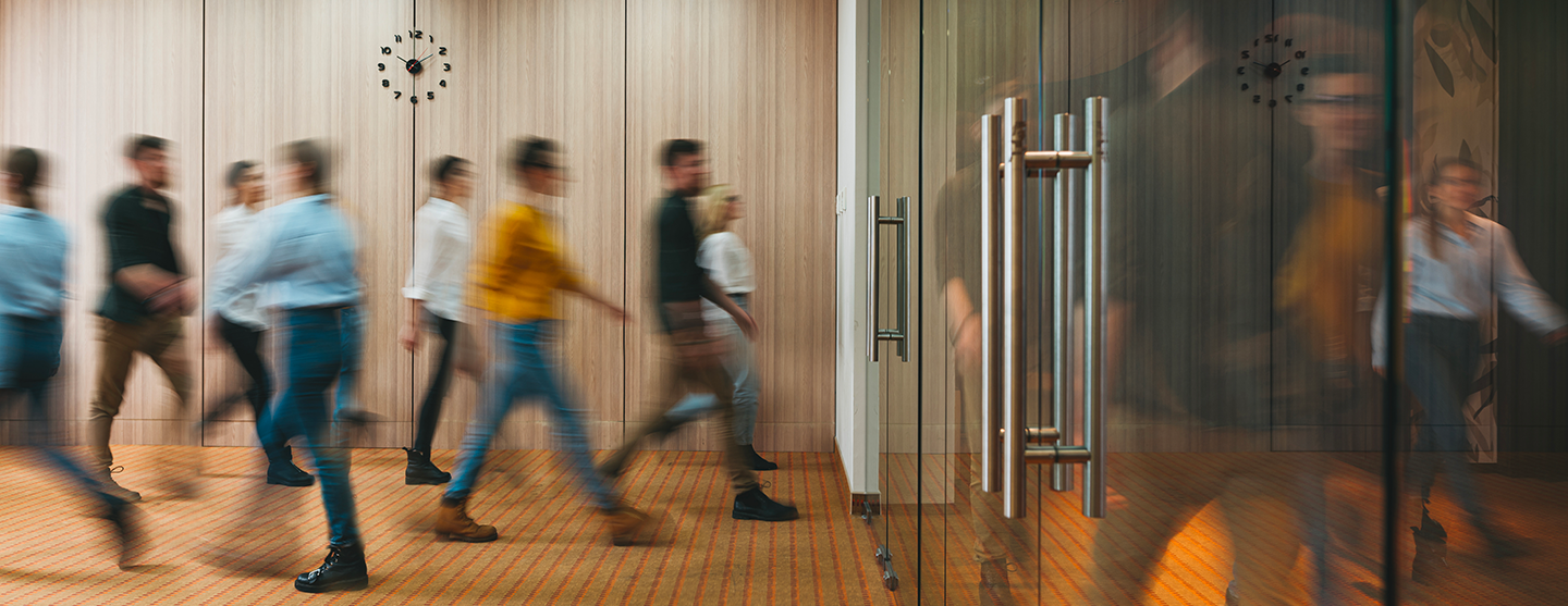 Vue d’un groupe de personnes dans un couloir de bureau