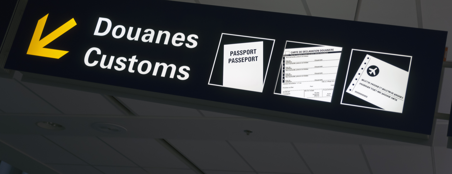 Vue d’un panneau des douanes dans un aéroport
