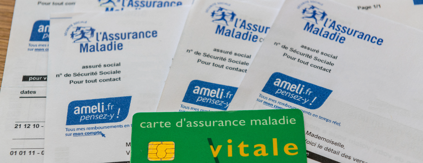 Vue d’une carte Vitale et de documents de l’assurance maladie