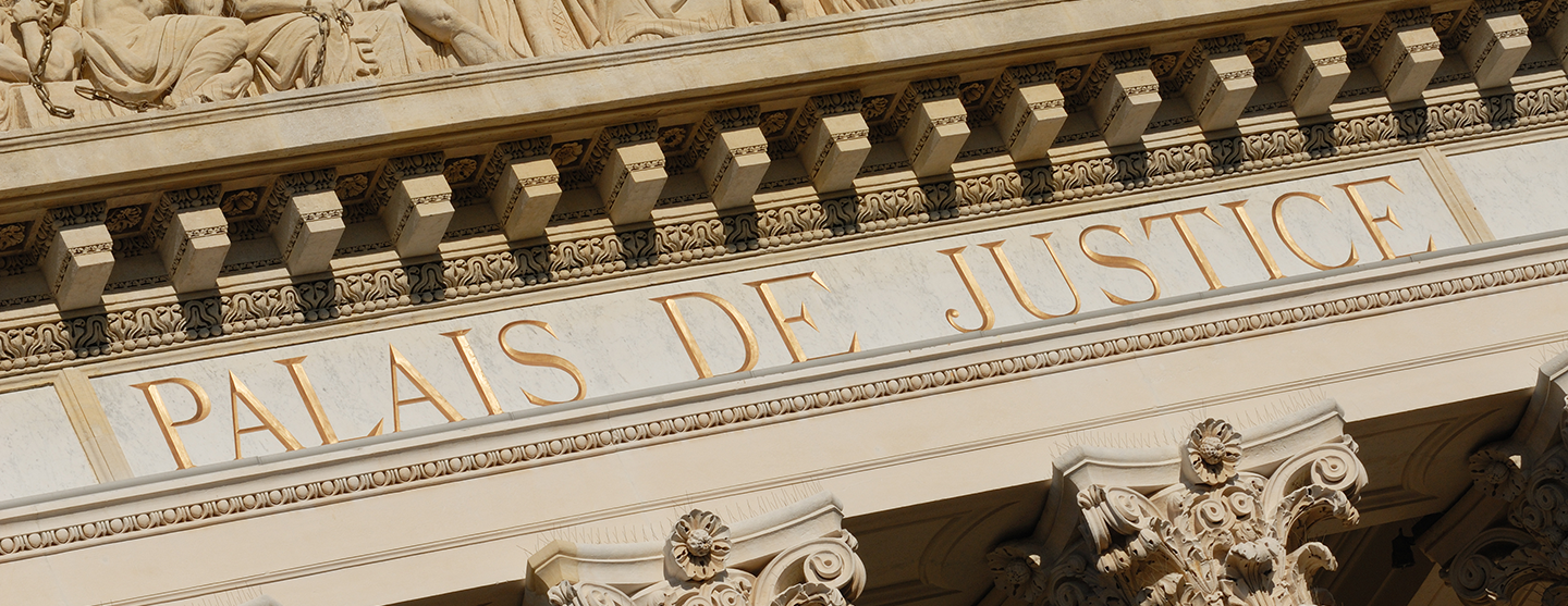 Vue de la façade d'un palais de justice