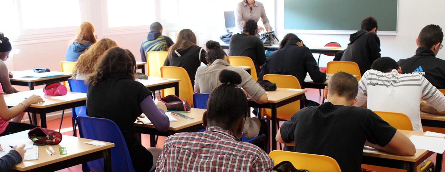 Vue d’élèves dans une classe