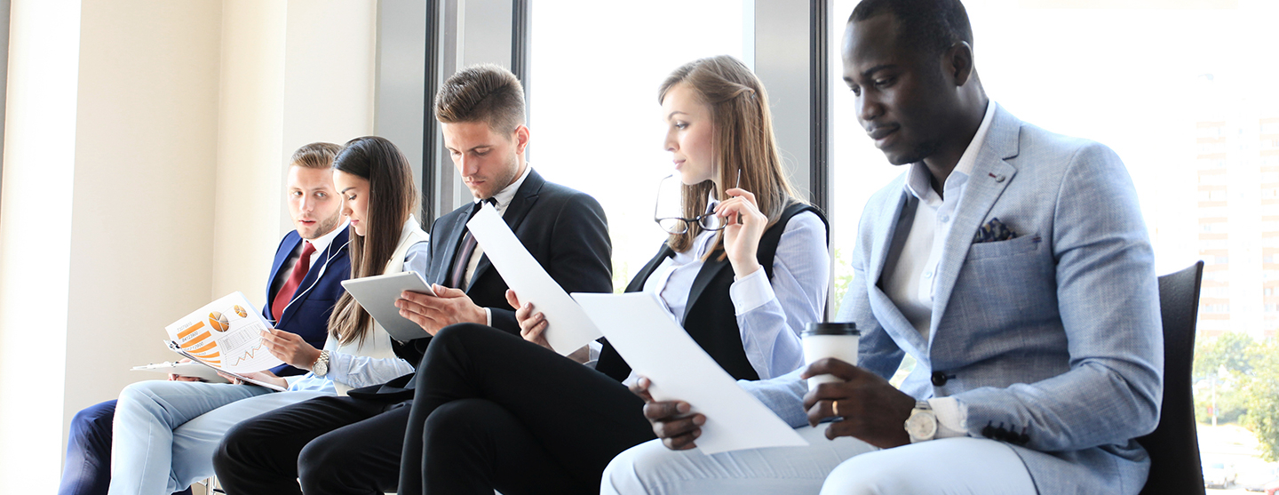 Des jeunes dans une salle d'attente