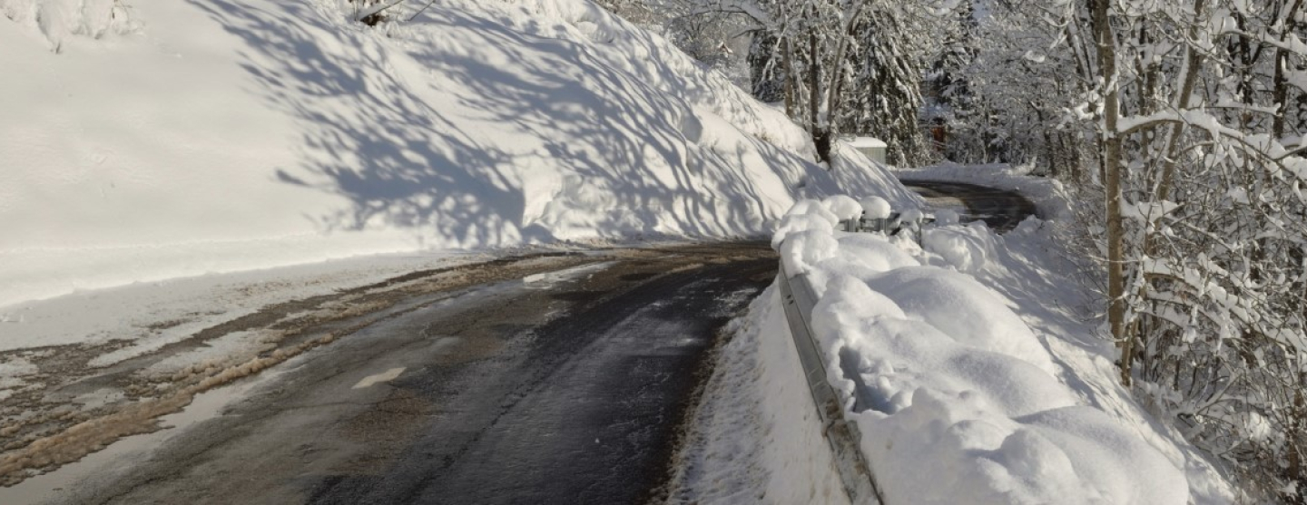 une route enneigée en Savoie