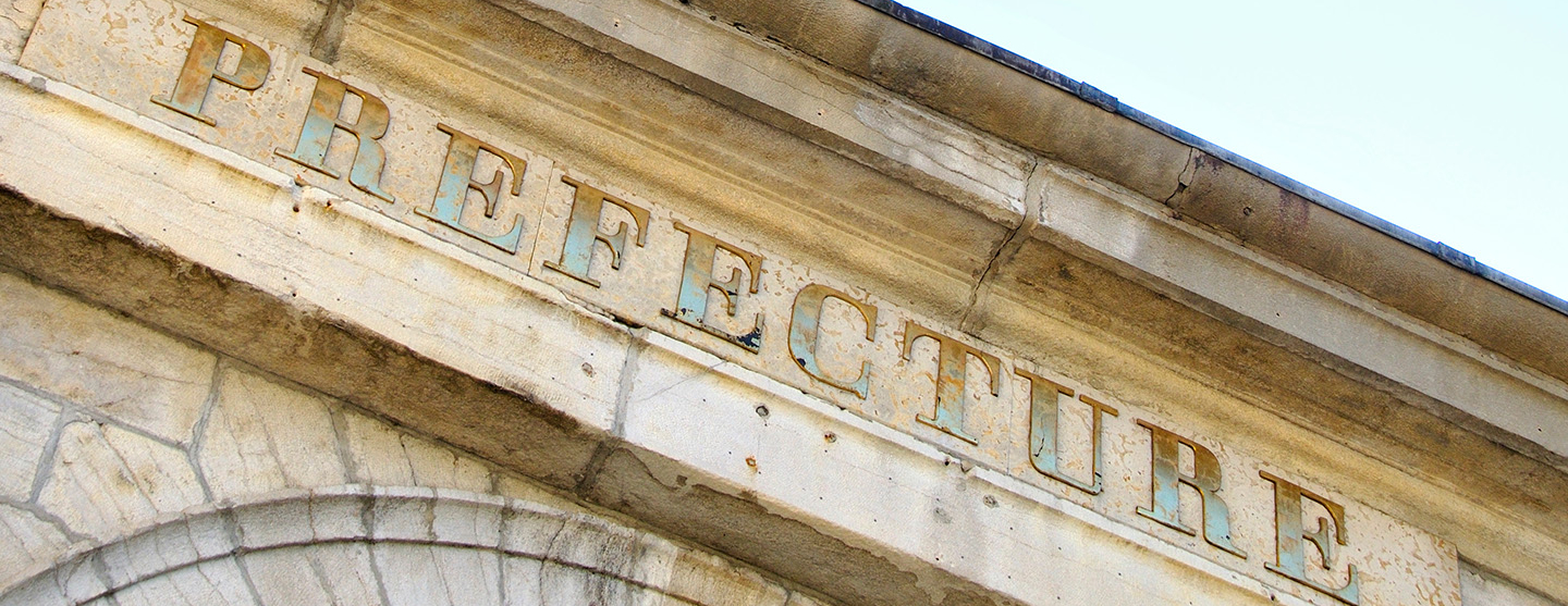 Vue de la façade d’une préfecture