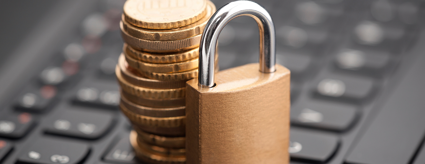 Vue de pièces de monnaie et d’un cadenas sur un ordinateur