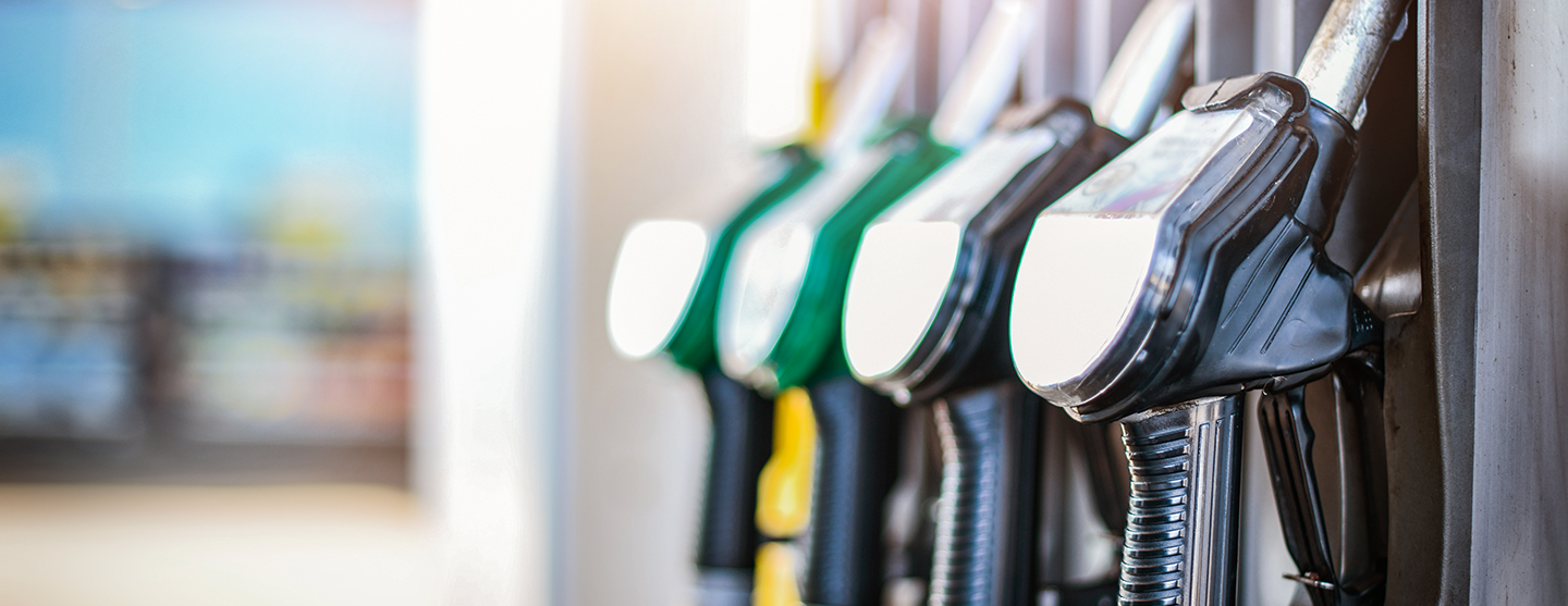 Vue de pompes à essence dans une station-service