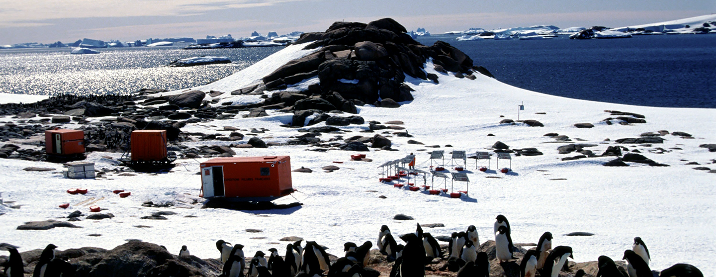 Vue d’une base en Terre Adélie