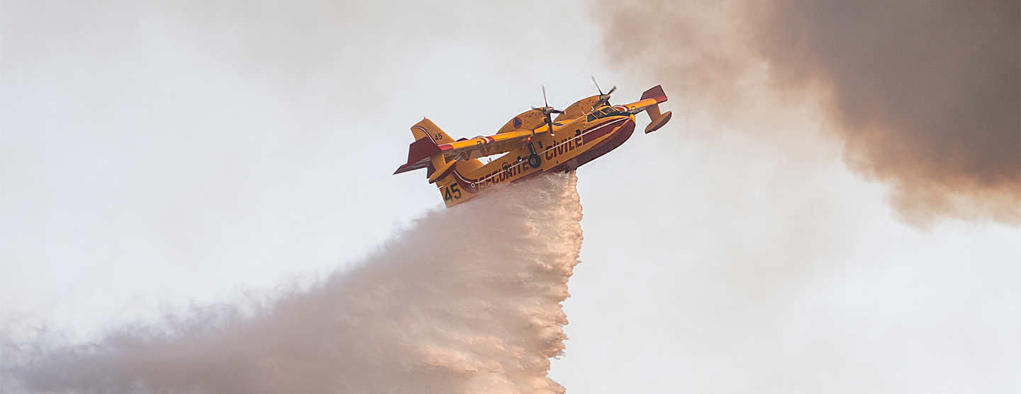 Vue d’un Canadair de la sécurité civile en intervention