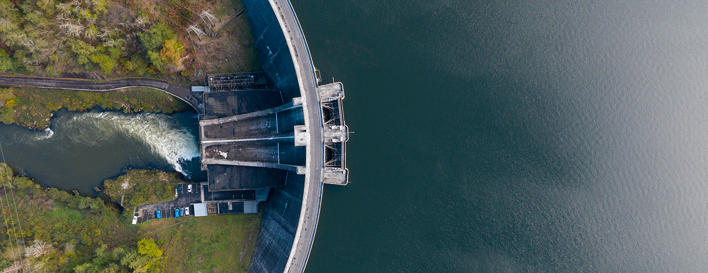 Vue du barrage hydroélectrique de Saint-Étienne-Cantalès (15)