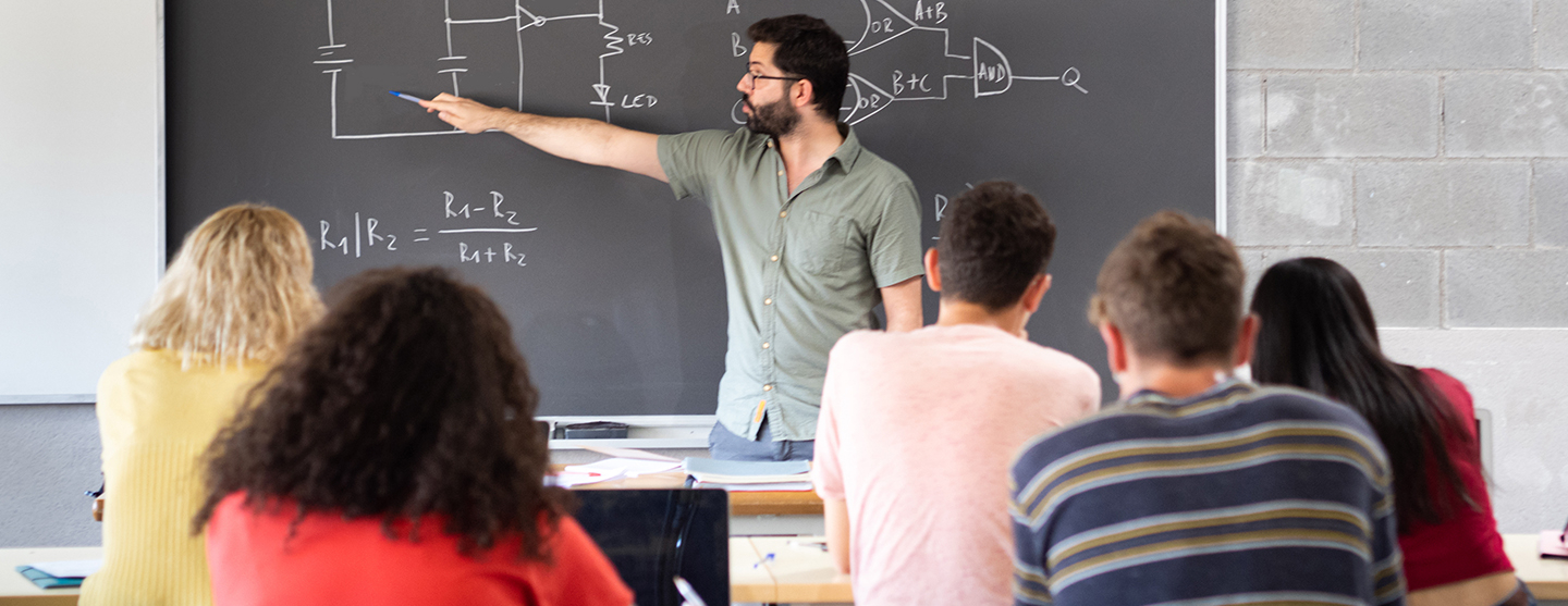 Jeune professeur au tableau donnant un cours de science