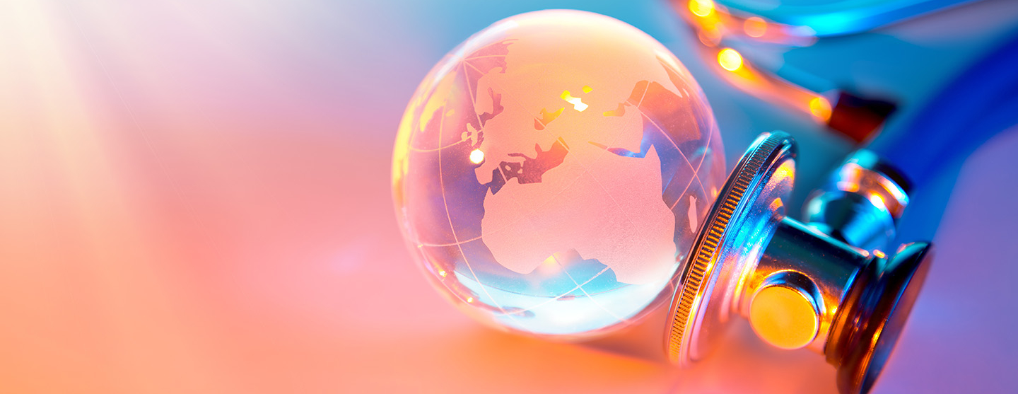 Rayons du soleil frappant un globe terrestre - concept de pollution et de réchauffement global de la planète
