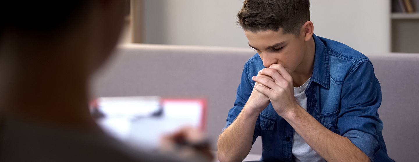 Enfant triste lors d'une consultation avec un médecin spécialiste