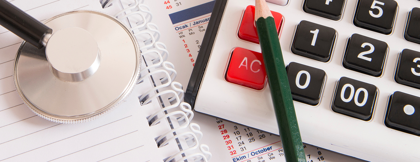 Dépenses de santé : un stéthoscope et une calculatrice posés sur un calendrier