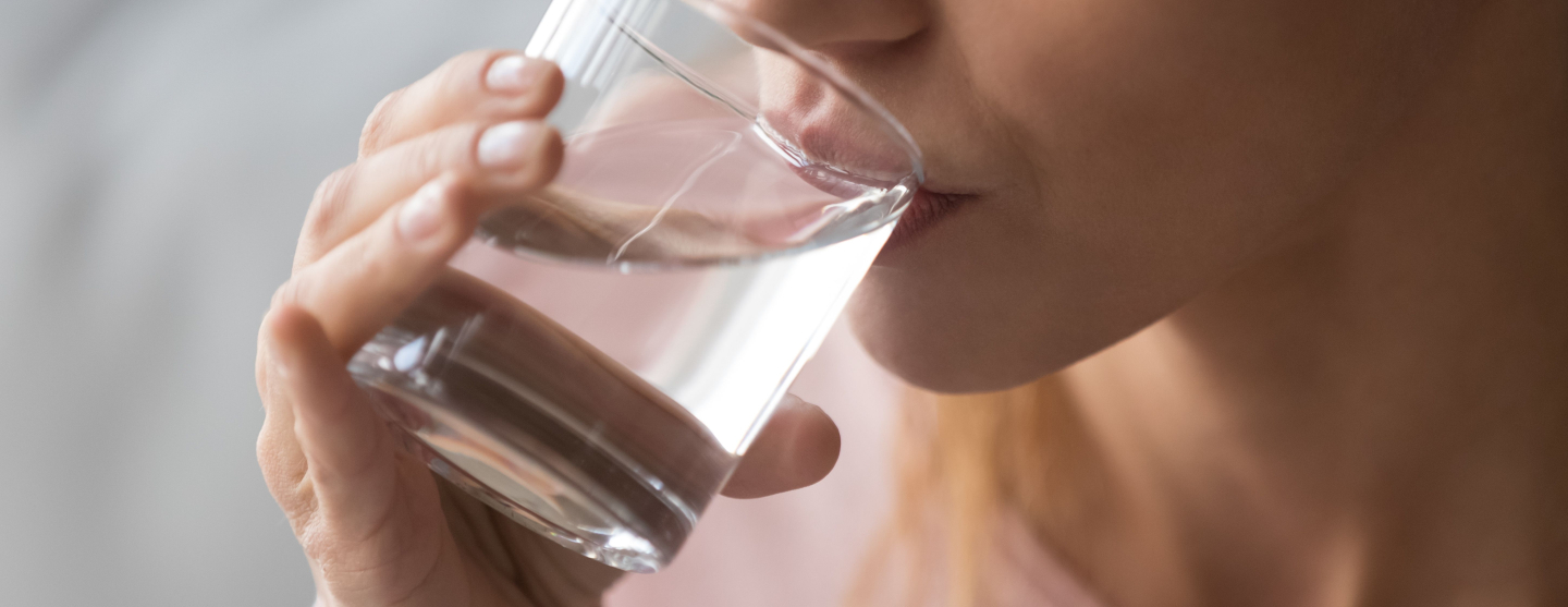 Femme buvant un verre d'eau