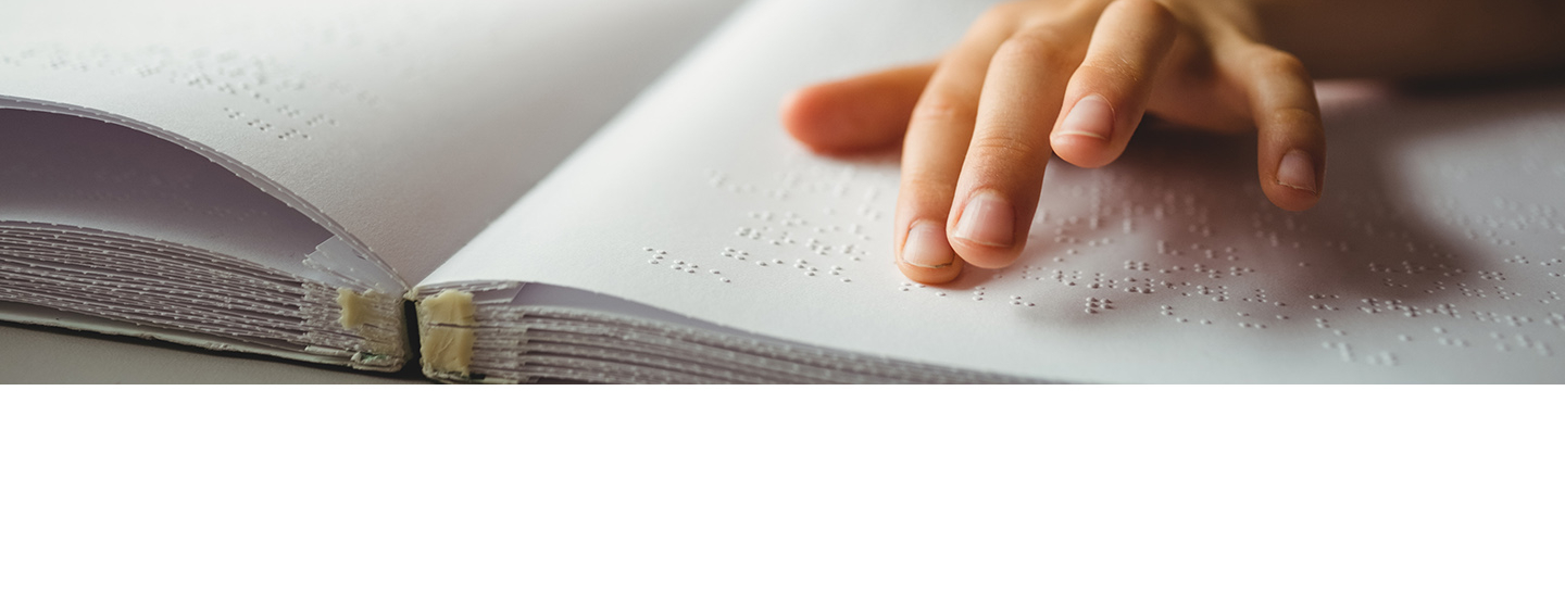 Petite fille lisant en braille