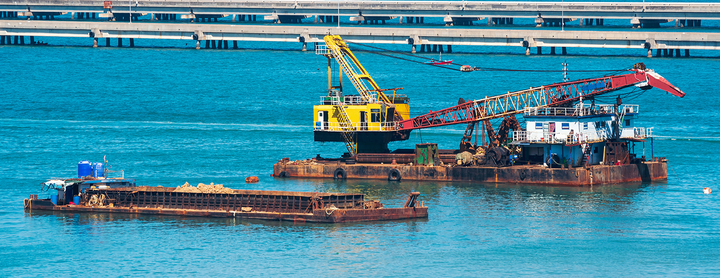 Navires de dragage dans un port