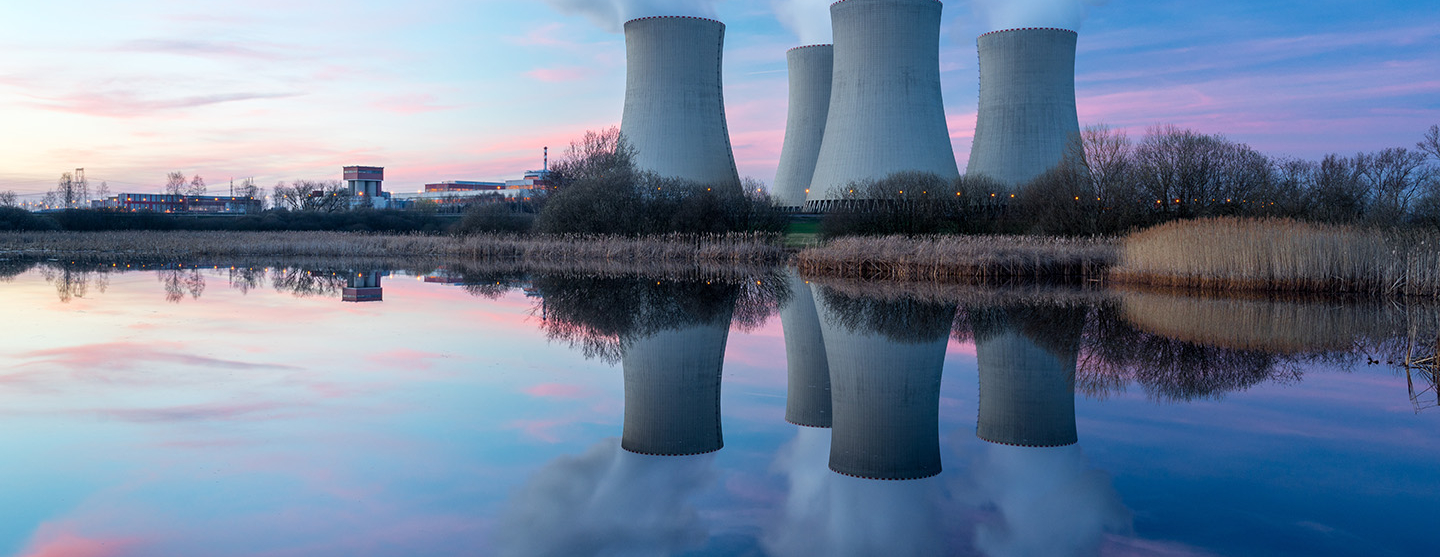 Vue d'une centrale nucléaire à la tombée de la nuit