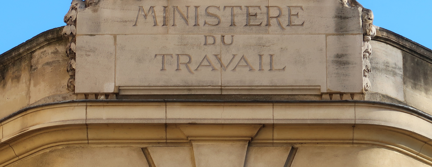Fronton du ministère du travail - Hôtel du Châtelet, rue de Grenelle, à Paris