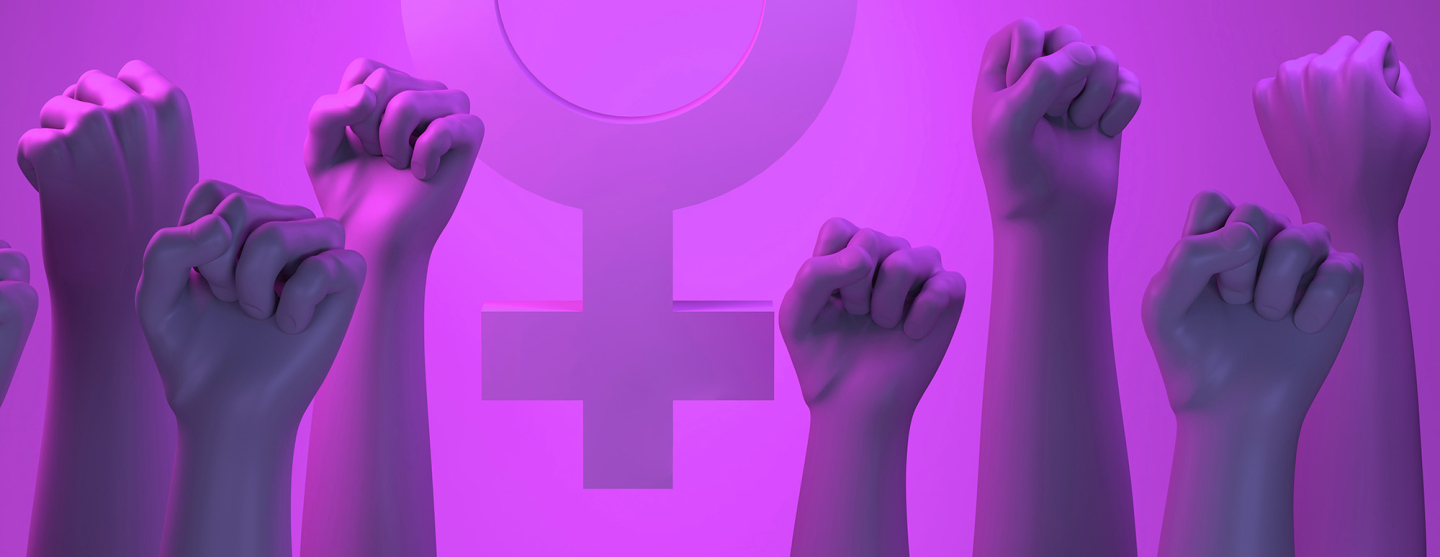 Poings de femmes tendus en signe de lutte conte les violences faites aux femmes et symbole féminin en arrière-plan.
