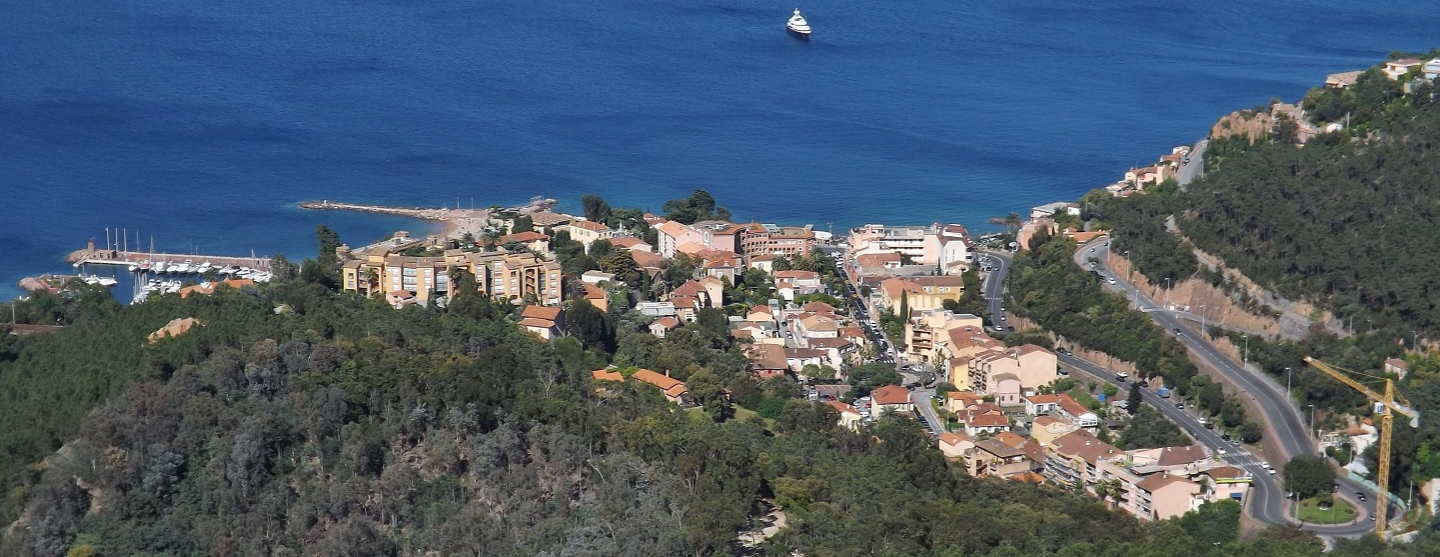 Vue de Théoule-sur-mer depuis les hauts du massif boisé de l'Estérel