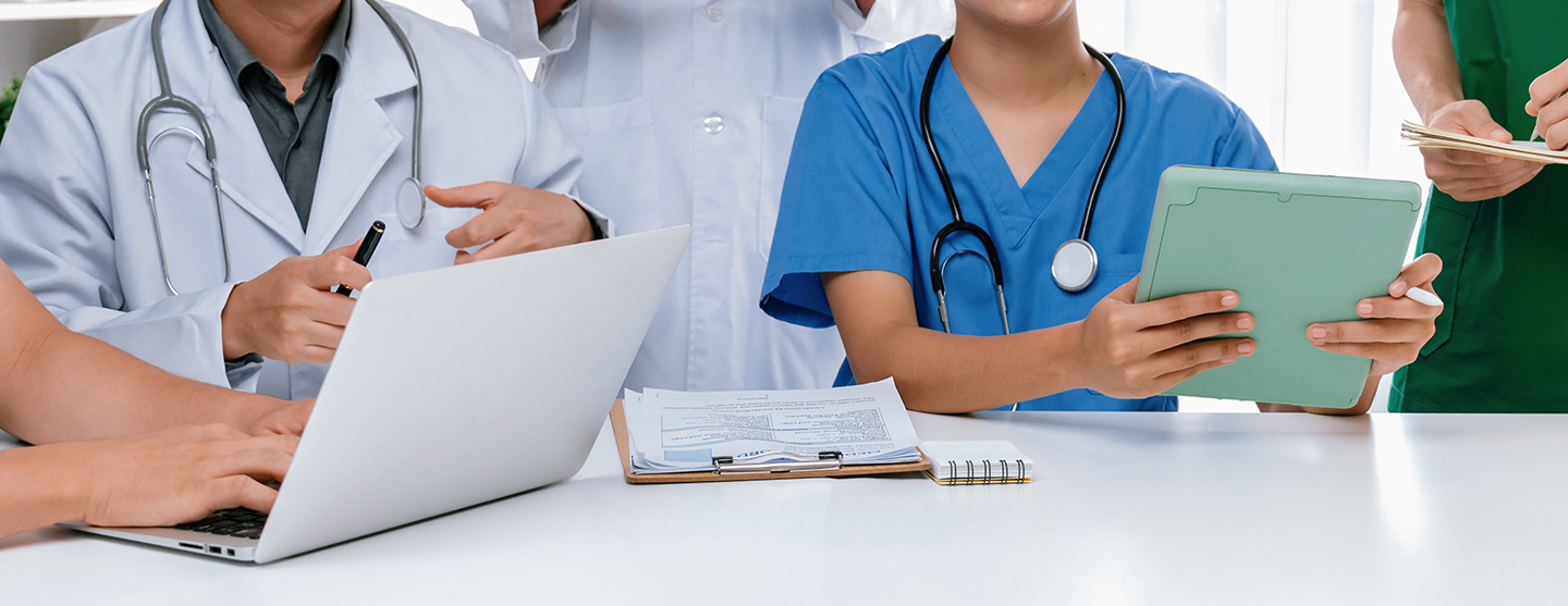 Personnels médicaux assis autour d'une table