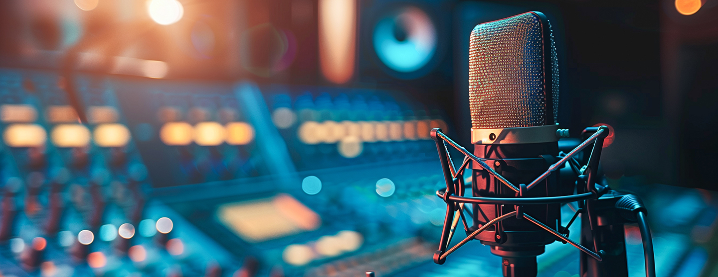 Micro devant une table de mixage
