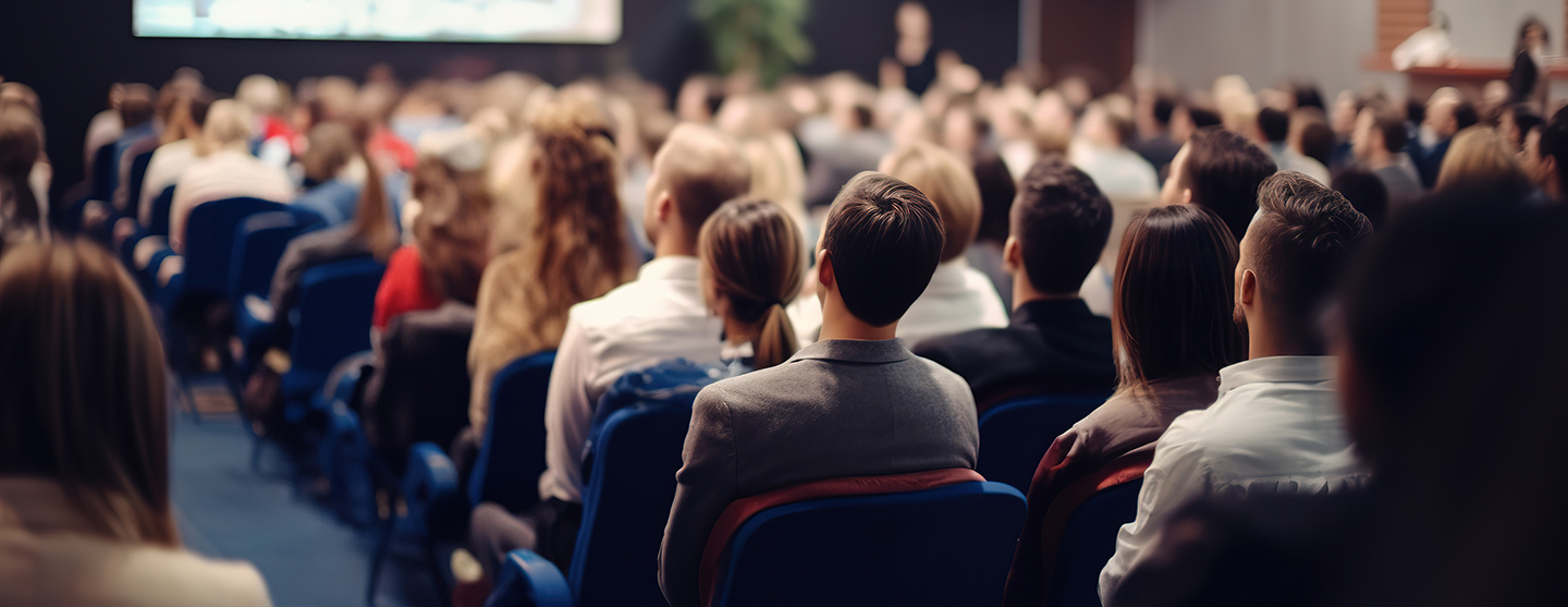 Spectateurs assis dans une salle de conférence