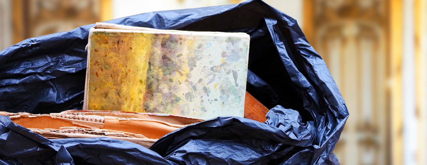 Art perdu, peintures amoncelées dans un sac poubelle, vol d'oeuvres d'art