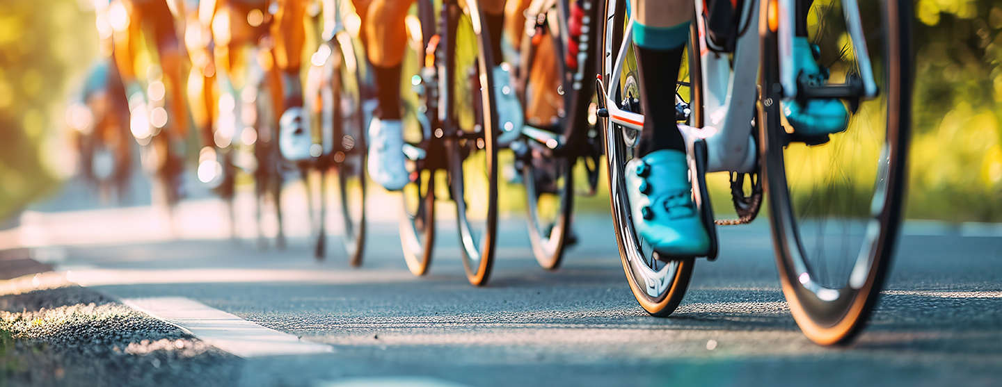 Cyclistes roulant sur une route