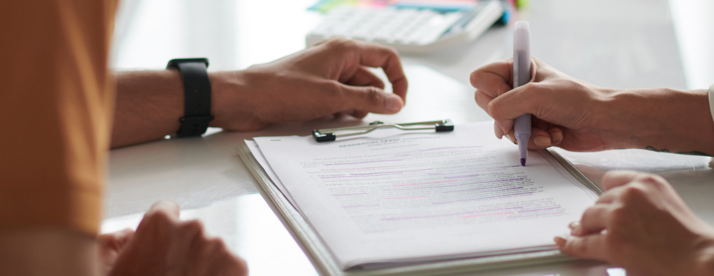 Personnes en conversation autour d'un bureau