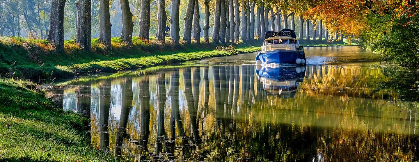 Bateau navigant sur une rivière