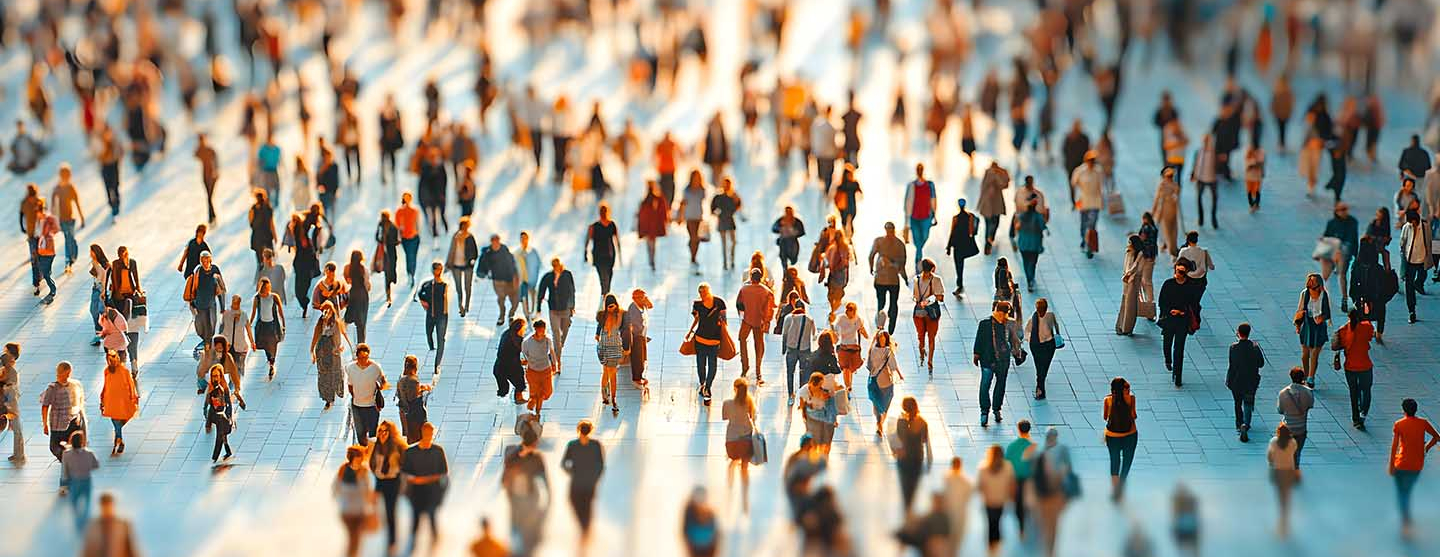 Foule marchant sur une esplanade