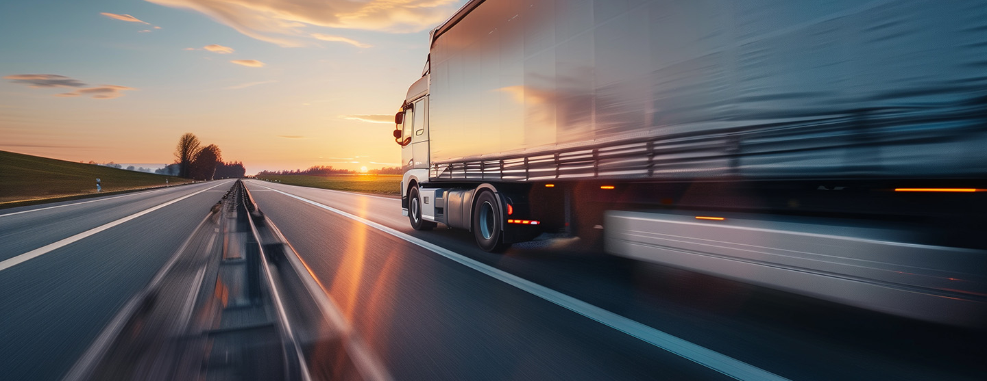 Camion roulant sur une autoroute
