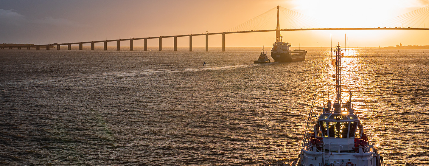 Bateaux naviguant sur la mer