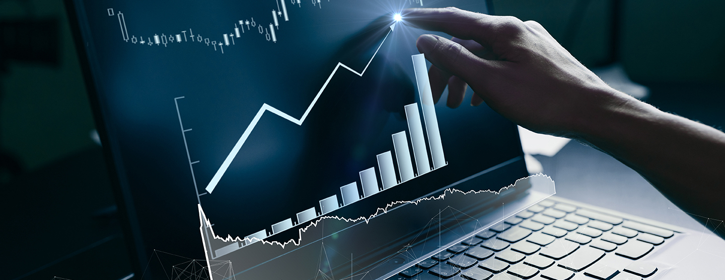 Main tapant sur un clavier d'ordinareur