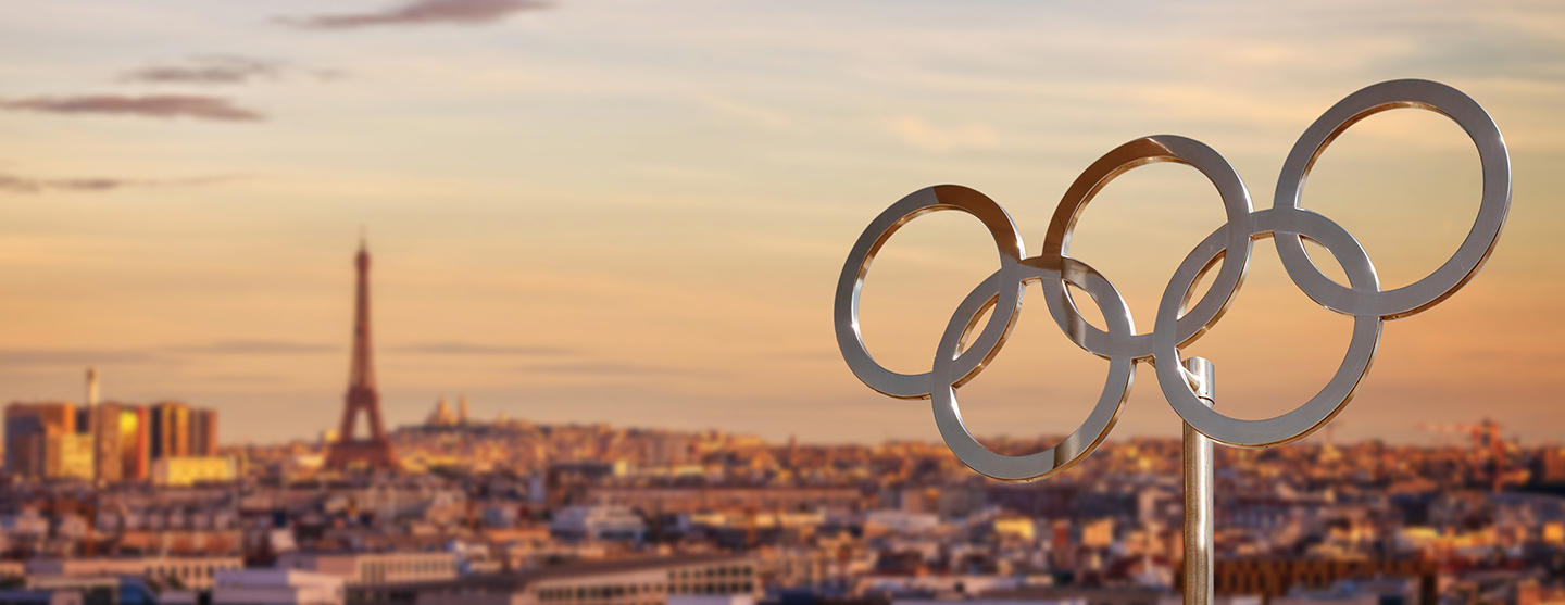 Anneaux olympiques devant la Tour Eiffel