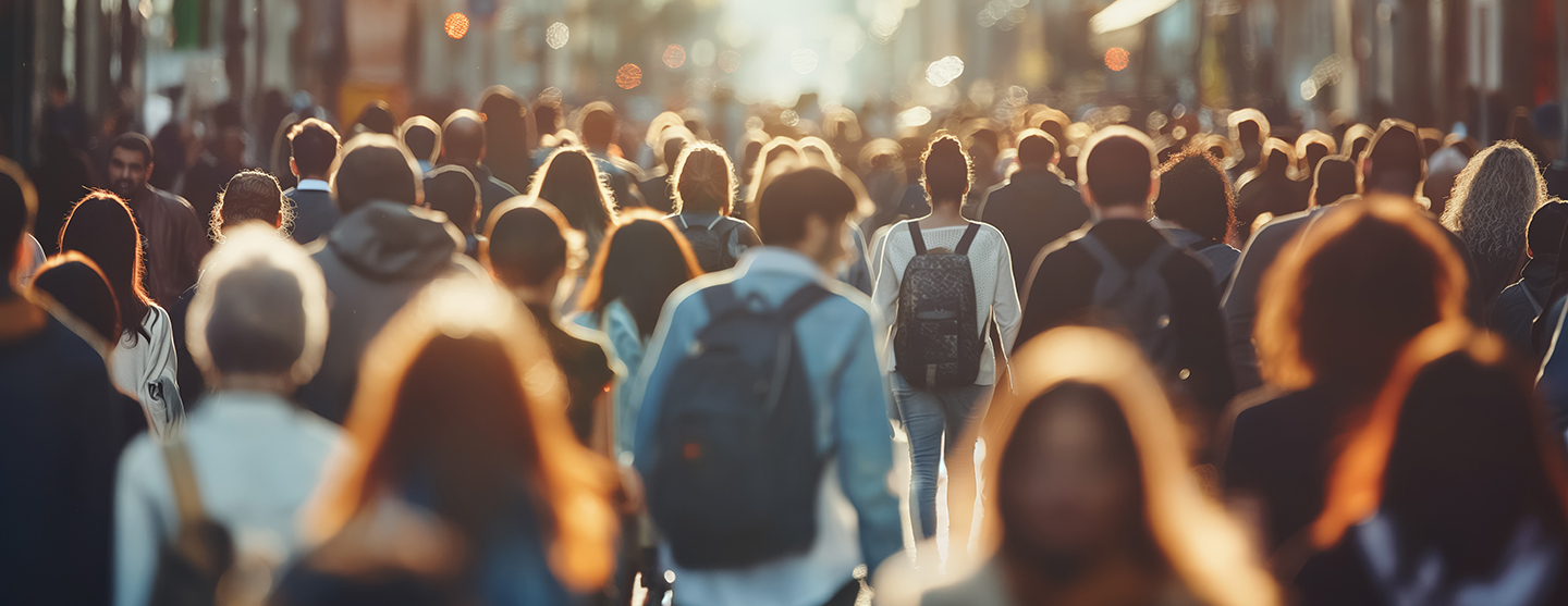 Foule marchant sur une rue piétonne